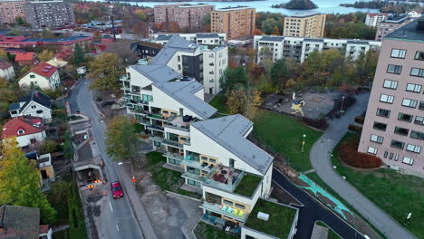 Die-Luftaufnahme-Von-Häusern-Mit-Schrägem-Dach-Schafft-Ein-Malerisches,-Charmantes-Schwedisches-Viertel