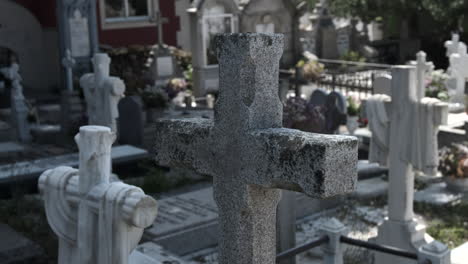 Cruces-De-Piedra-Marcan-Tumbas-En-Un-Cementerio-Tranquilo