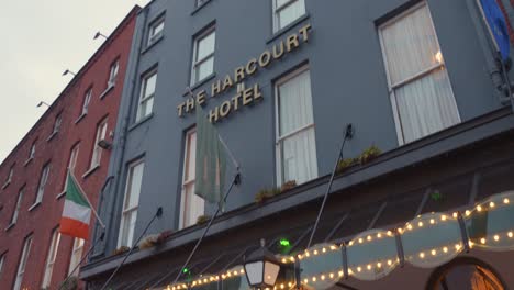 Imagen-Inclinada-Hacia-Abajo-De-La-Entrada-Del-Edificio-Del-Hotel-Harcourt-De-Color-Azul-En-Dublín,-Irlanda,-Durante-La-Noche
