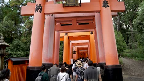 Crowded-Fushimi-Inari-taisha-torii-gate-tunnel-red-shrine-in-Kyoto,-Japan