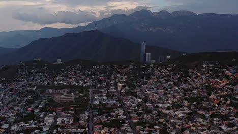 Weite-Luftaufnahme-Des-Weitläufigen-Monterrey,-Mexiko