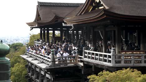 Overtourism-Blick-Auf-Die-Hauptbühne-Des-Kiyomizu-Dera-Tempels