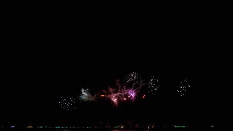 Nachthimmel-Am-Strand-Voller-Bunter,-Heller-Lichter-Auf-Einem-Internationalen-Feuerwerksfestival-In-Einem-Berühmten-Touristenziel-In-Südostasien