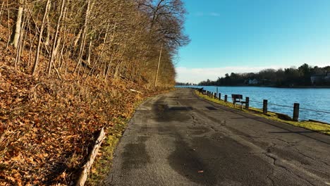 Auf-Dem-Weg-Entlang-Des-Uferpfads-Des-Mona-Lake