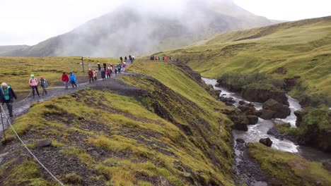 Menschen,-Die-Entlang-Des-Flusses-Skóga-Zwischen-Den-Isländischen-Wasserfällen-Skógafoss-Und-Fosstorfufoss-Entlang-Des-Laugavegur-Pfades-Wandern
