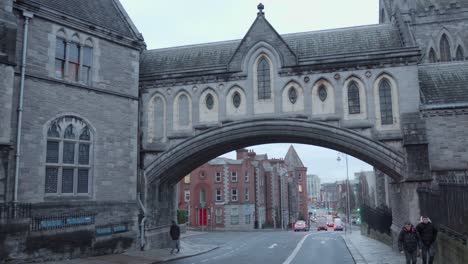 Pan-shot-of-the-Christ-Church-Cathedral-bridge-in-Dublin,-Ireland