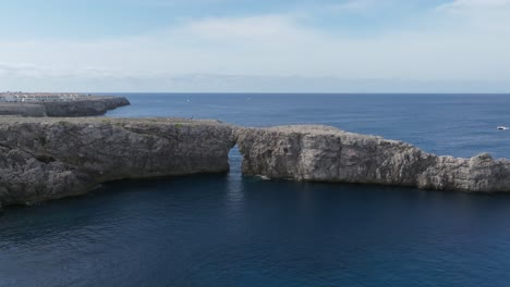 Drone-Volando-Alrededor-De-Port-Den-Gil-Al-Atardecer-A-Lo-Largo-De-La-Espectacular-Costa-De-Menorca