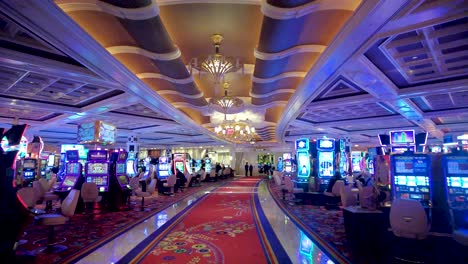 Treten-Sie-Ein-In-Die-Opulente-Welt-Einer-Erstklassigen-Casino-Etage,-Eingefangen-Von-Oben