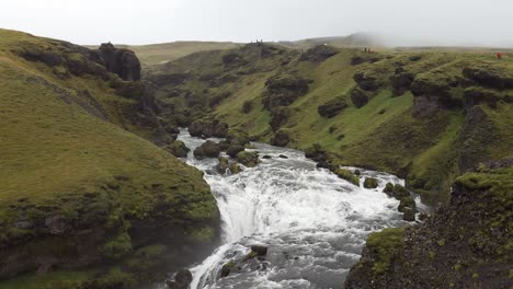Cascada-Fosstorfufoss-A-Lo-Largo-Del-Río-Skógá-Sobre-La-Cascada-Skógafoss-En-El-Sendero-Laugavegur---Islandia