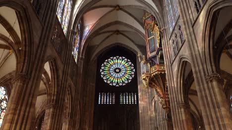 Notables-Vidrieras,-Incluido-El-Magnífico-Rosetón-De-14-Metros-De-Diámetro-De-La-Catedral-De-Nuestra-Señora-De-Estrasburgo