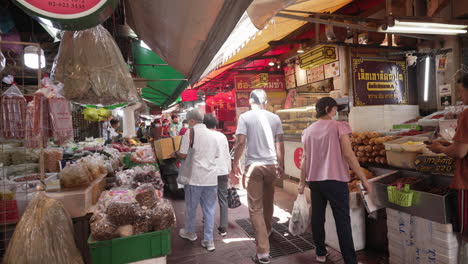 Menschen-Beim-Einkaufen-Auf-Dem-Traditionellen-Chinesischen-Nassmarkt-In-Chinatown-In-Bangkok,-Thailand