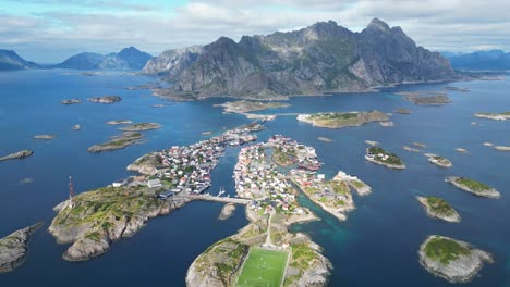 Lofoten-Inselarchipel-Und-Henningsvær-Fußballplatz-In-Norwegen,-Skandinavien---4K-Luftaufnahme-Rückwärts