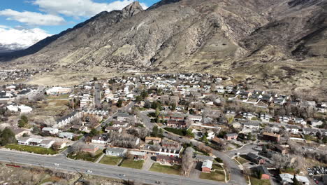 Das-Stadtbild-Von-Provo,-Utah,-Neigt-Sich-Bis-Zu-Den-Bergen.-Luftaufnahmen