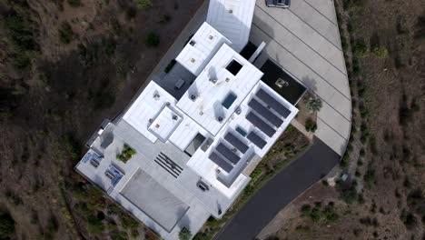 Aerial-Drone-Rising-Rooftop-Solar-Panels-On-Agoura-Hills-Mountainside-House-Mansion,-4K-USA