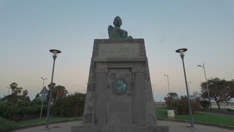Hermosa-Estatua-Del-Famoso-Escritor-Benito-Pérez-Galdós-Y-Ubicada-En-Las-Palmeras-De-Gran-Canaria.