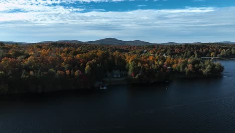 Hütte-Am-Seeufer-Inmitten-Des-Herbstwaldes-In-New-Hampshire,-USA