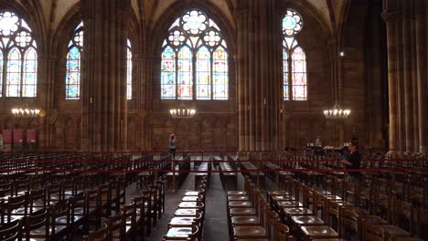 Besucher-Fotografieren-Buntglasfenster-Der-Kathedrale-Unserer-Lieben-Frau-Von-Straßburg
