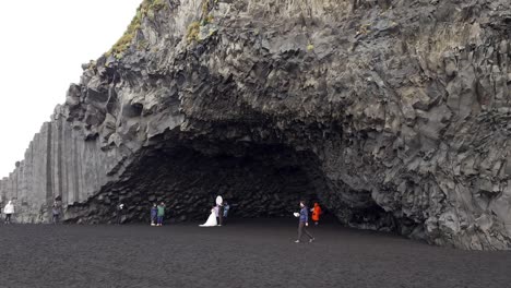 Photoshoot-of-married-couple-at-Reynisfjara-Black-Sand-Beach-on-a-rainy-day-in-Iceland---Wide-angle