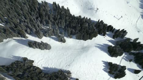 Eine-Luftdrohne-Schoss-Von-Oben-Nach-Unten-über-Touristen-Und-Abenteuerlustige-Während-Einer-Seilbahnfahrt-Zur-Besichtigung-Des-Schneebedeckten-Engelbergs-In-Brunni,-Schweiz