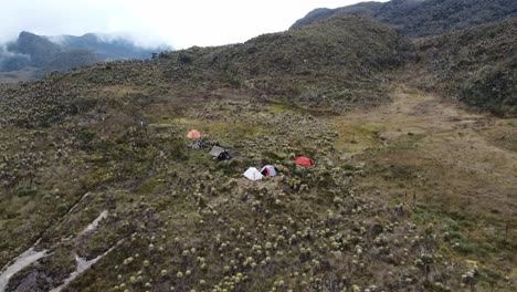 Vista-Aérea-De-Un-Campamento-En-La-Meseta-Del-Páramo-Del-Sol-En-Los-Andes-Del-Norte-De-Colombia.