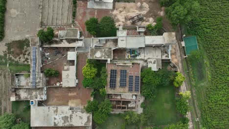 Luftaufnahme-Einer-Residenz-Mit-Sonnenkollektoren-In-Badin-City,-Sindh