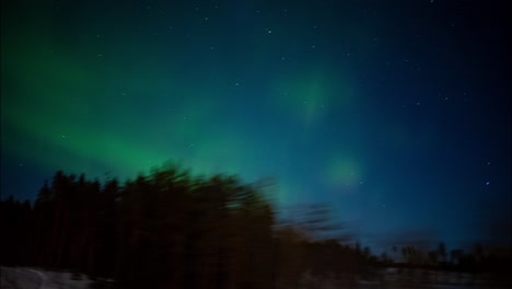Hyperlapse-Des-Nordlichts-über-Einem-Dunklen-Himmel-In-Skandinavien,-Gesehen-Von-Einem-Fahrenden-Zug-Aus