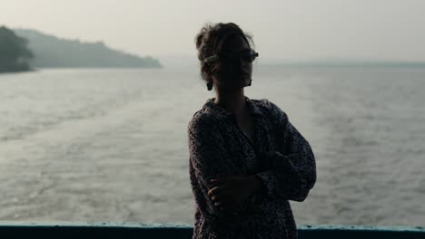 Silhouette-Einer-Nicht-Wiederzuerkennenden-Jungen-Frau,-Die-Auf-Dem-Indian-River-Segelt