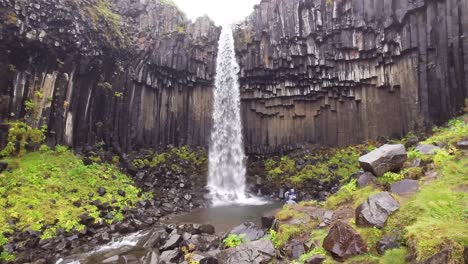 Svartifoss-Waterfall-in-Skaftafell-National-Park-on-a-rainy-day,-Iceland