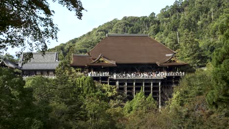 Wide-view-of-Kiyomizu-dera-temple-full-with-people-in-Kyoto,-establishing-shot