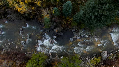 Filmische-Drohnenantenne,-Allradantrieb,-Straße,-Marmor,-Kristall,-Mühle,-Fluss,-Atemberaubender-Herbst,-Aspen-Herbstfarben,-Gipfel-Der-Rocky-Mountains-Im-Süden-Colorados,-Ouray-Telluride,-Camping-Am-Fluss,-Vogelperspektive