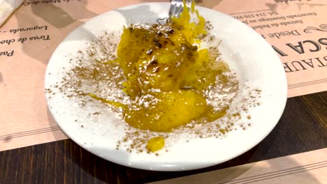 Dessert-Mit-Ei-Und-Zucker,-Ein-Sehr-Typischer-Leckerbissen-In-Portugal