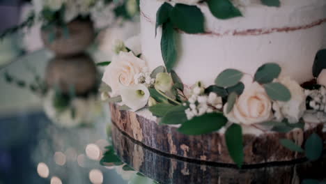 Rustic-wedding-cake-with-elegant-floral-decor