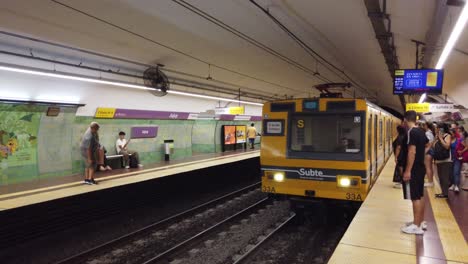 Menschen-Warten-Auf-Die-Ankunft-Der-U-Bahn-Am-U-Bahnhof-Yellow-Train-Der-Linie-E-Subte,-Jujuy