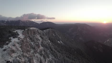 Sonnenaufgang-Mit-Einer-Drohne-In-Den-Verschneiten-österreichischen-Bergen-Bei-Rax