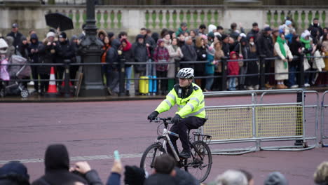 Polizist-Auf-Einem-Fahrrad-überwacht-Die-Sicherheit-Der-Wachablösung-In-London