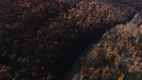 Lee-Creek-River-Inmitten-Herbstlicher-Waldwälder-Im-Washington-County,-Arkansas,-USA