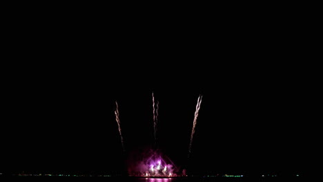Feuerwerk-An-Silvester-In-Küstennähe