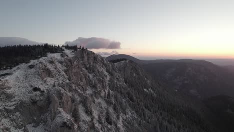 Sonnenaufgang-Mit-Einer-Drohne-In-Den-Verschneiten-österreichischen-Bergen-Bei-Rax