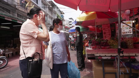 Polizei-Inspiziert-Straßen-Und-Essensstände-In-Chinatown-In-Bangkok,-Thailand