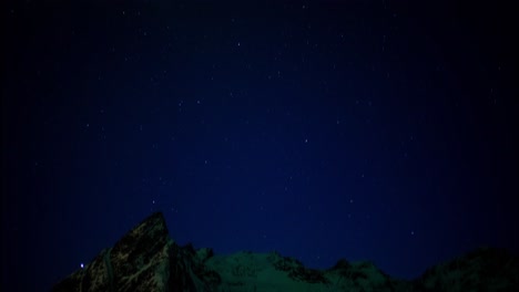 Sich-öffnende-Blaue,-Faszinierende-Skyline-Von-Aurora,-Nordlichter-über-Berggipfeln