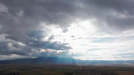 Espectacular-Toma-De-Drones-De-Un-Cielo-Nublado-Y-Rayos-De-Sol-Que-Atraviesan-Las-Nubes