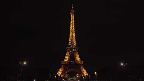 Panorama-De-La-Brillante-Torre-Eiffel-Iluminada-Por-La-Noche-En-Champ-De-Mars