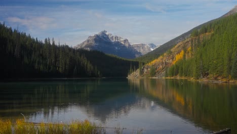 Frau-Wirft-Einen-Letzten-Blick-Auf-Die-Natürliche-Postkartenlandschaft-In-Den-Kanadischen-Rocky-Mountains