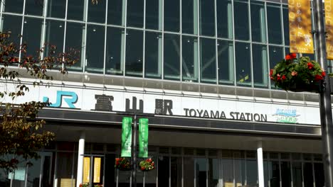 Jr.-Toyama-Südseiteneingang