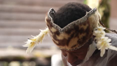 Un-Anciano-Vestido-Con-Ropa-Tradicional-Papú-Está-Tallando-Una-Talla-De-Madera-Típica-Del-Arte-Asmat-De-Papua,-Indonesia