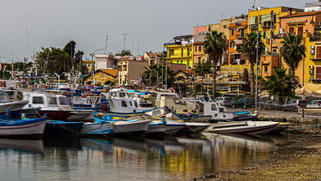 Timelapse-De-Pequeños-Barcos-Meciéndose-En-La-Costa-Siciliana