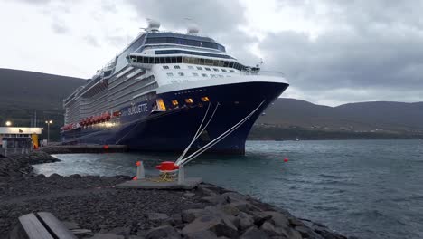 Kreuzfahrtschiff-Promi-Silhouette-Im-Hafen-Von-Akureyri-In-Nordisland