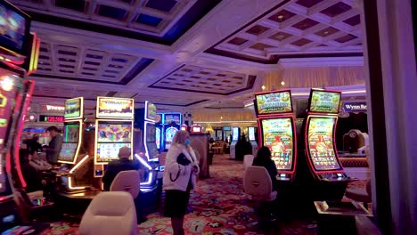 Vegas-Spielautomat-Der-Spin-Of-Fortune-Erleben-Sie-Den-Nervenkitzel-Von-Las-Vegas-Mit-Dieser-Nahaufnahme-Eines-Drohnenfilms-Eines-Lebhaften-Spielautomaten,-Dessen-Walzen-Mit-Ikonischen-Balken-Und-Siebenen-Gesäumt-Sind