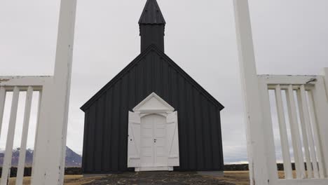 Ingrese-A-La-Iglesia-Negra-Del-Territorio-De-Budir-A-Través-De-Un-Arco-De-Madera-En-Un-Día-Nublado