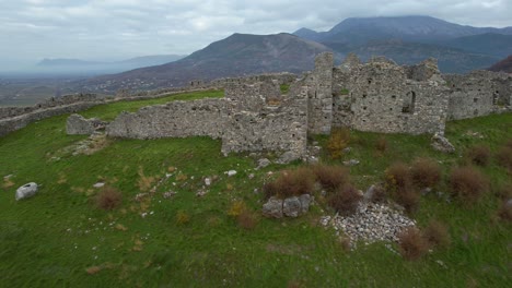 Los-Muros-De-Piedra-En-Ruinas-De-Las-Estructuras-Del-Castillo-De-Lezha-Son-Testigos-De-Sangrientas-Batallas-Desde-La-Antigüedad-Hasta-La-Edad-Media,-Libradas-Por-Skanderbeg-Por-La-Libertad-De-Albania.